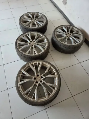 Vende-se pneu e aro 20