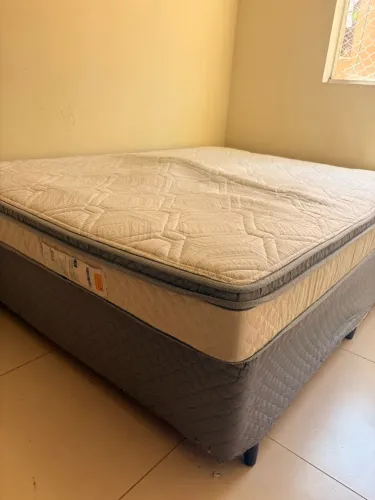 Cama box com colchão seminova 