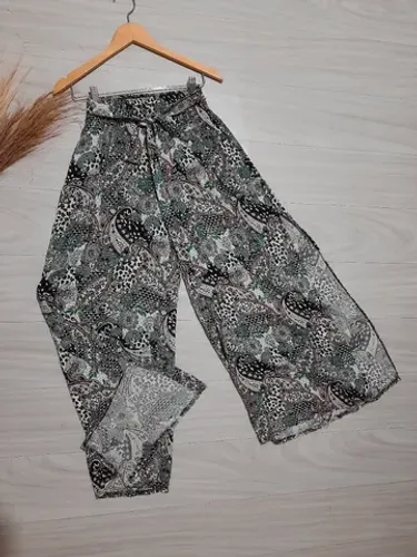 Calça Pantacourt estampada em viscose, elástico na cintura e amarra na frente.<br>
