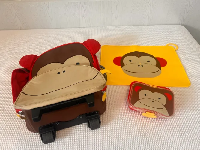 Kit Escolar Mochila de Rodinhas Macaquinho Skip Hop. 