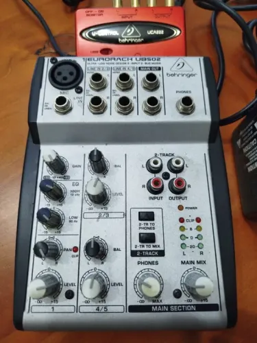 Mesa de Som Behringer Eurorack UB502 + Interface de Áudio USB Behringer U-Control UCA222