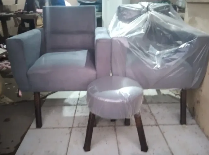 Conjunto de poltronas e puf grátis 