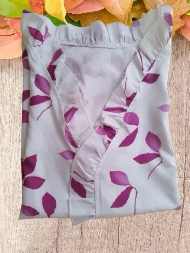 Blusinha branca com detalhes em rosa