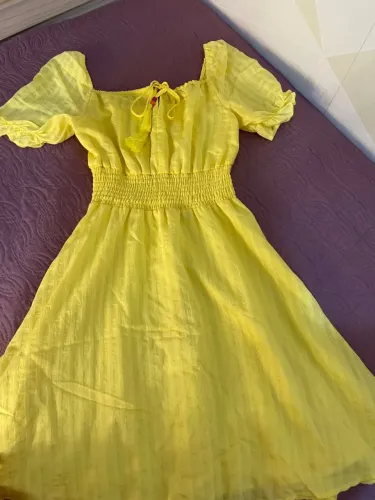 Vestido amarelo com detalhes charmosos