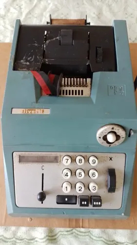Modelo Summa Prima da Olivetti. Tem mais de 75 anos. Com fita de impressão original