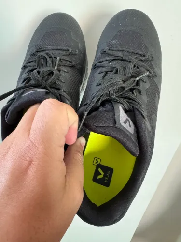 Tênis veja preto.