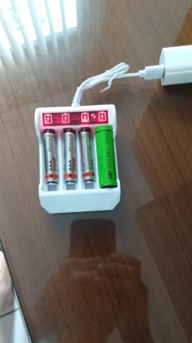 Carregador de baterias e pilhas pela porta Usb carrega 1.2.3 e 4 AA e AAA pela Porta Usb
