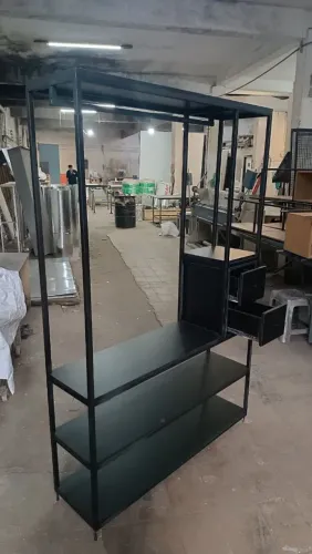 Arara de roupa com prateleiras e gavetas