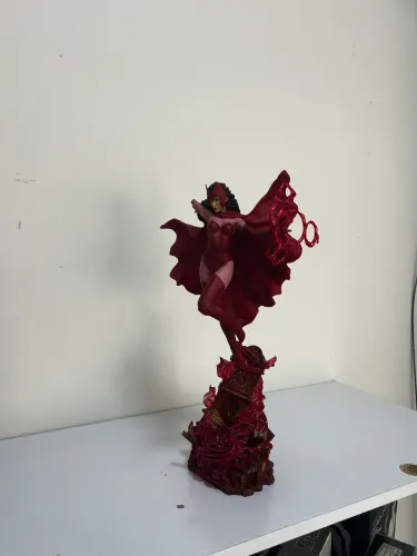 Estátua Scarle Witch Marvel Sudios faltando um braço