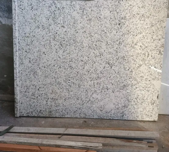 Placa de Granito Branco Ceará c/ tira colada.