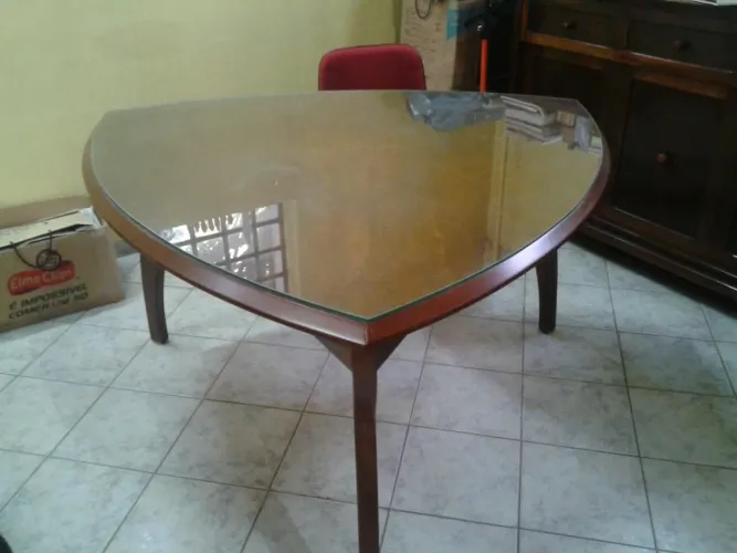 Mesa de jantar triangular em madeira