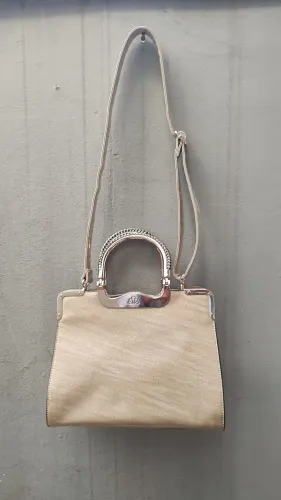 Bolsa de Ombro Dourada e bege W. Clouver 