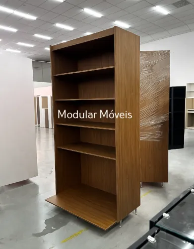 SUPER PRATELEIRA COM BASE PARA CARVÃO E PÉS CROMADOS - MDF AMADEIRADO