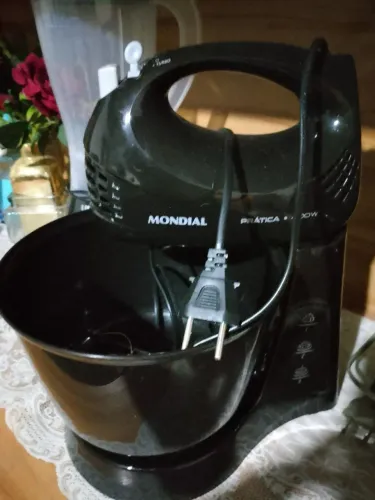 Vendo batedeira mundial na cor preta