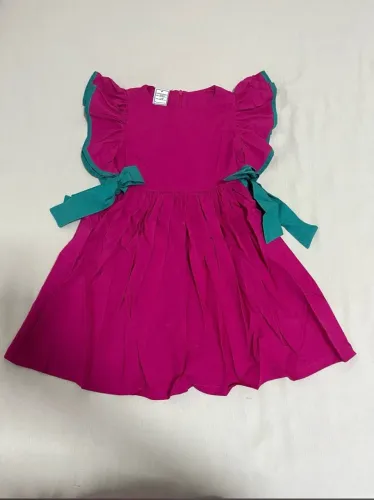Vestido Infantil Rosa com Detalhes em Verde tamanho 2 anos.