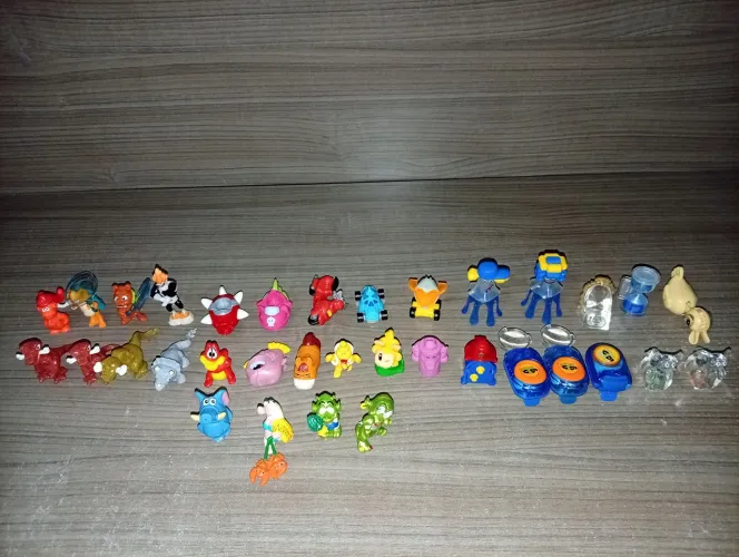 Mega coleção Kinder Ovo com brinquedos antigos da marca - 34 itens no total