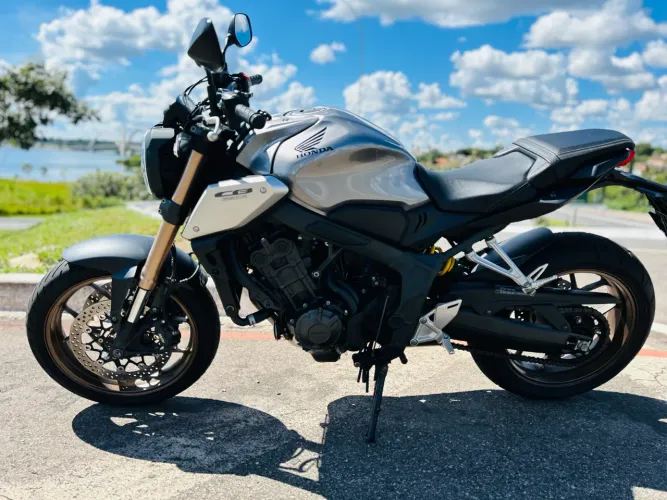  Honda CB 650R 2020/2021 - Impecável, 23.100 km