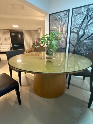 Mesa de Jantar Redonda com Tampo de Vidro e Base Amadeirada