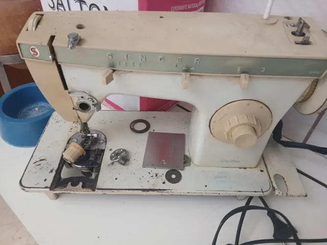 Maquina de costura  Singer ZIG ZAG 242