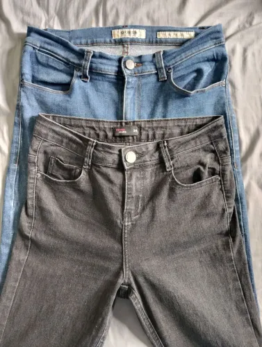 02 calças jeans, modelo flare, usadas
