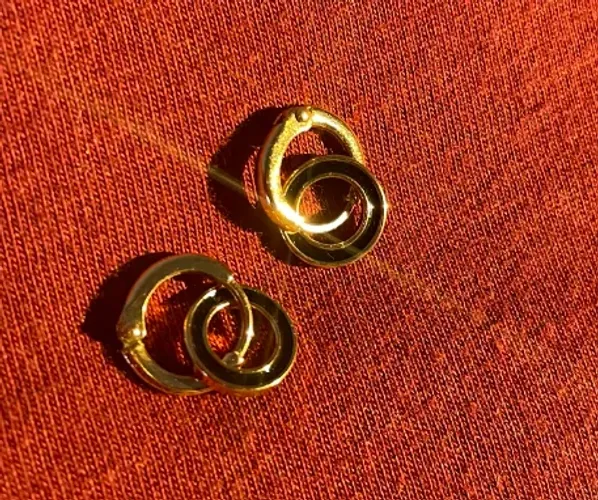 Brinco Infantil Argolas Preto e Dourado- R$ 25 (negociável)