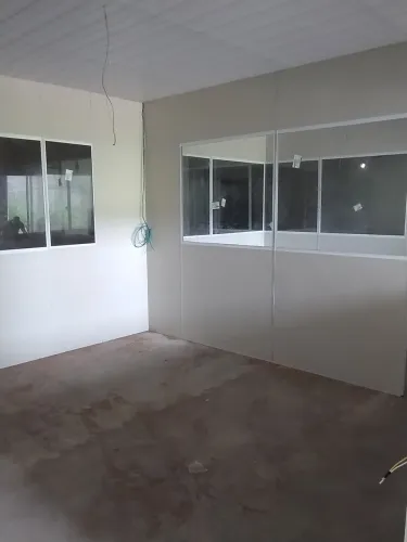 Sala Comercial com Divisórias e Janelas em Eucatex 