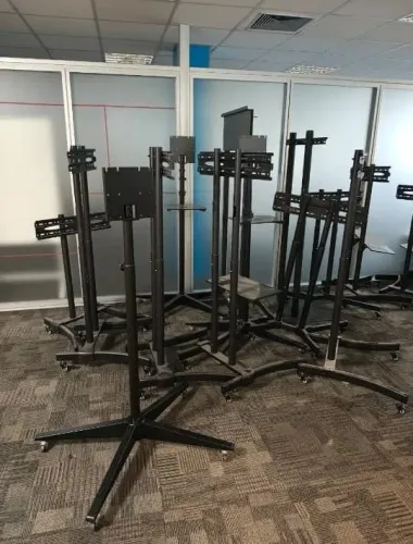 Suporte para televisão com rodinhas - Com regulagem de altura