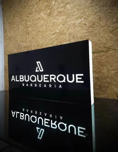 Placas luminosas retangulares com sua logo