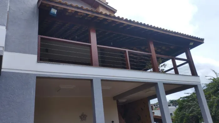 Varanda com sacada e cobertura em madeira