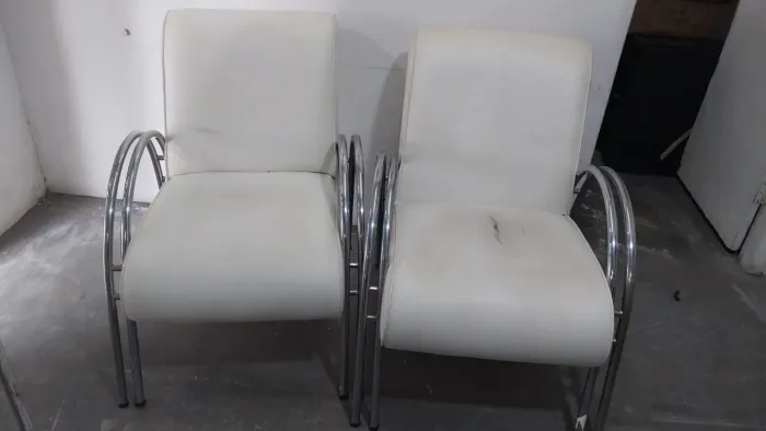 02 Cadeiras de design com estrutura cromada e assento em couro