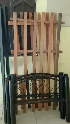 Camas de ferro com cabeceira e ripas de madeira