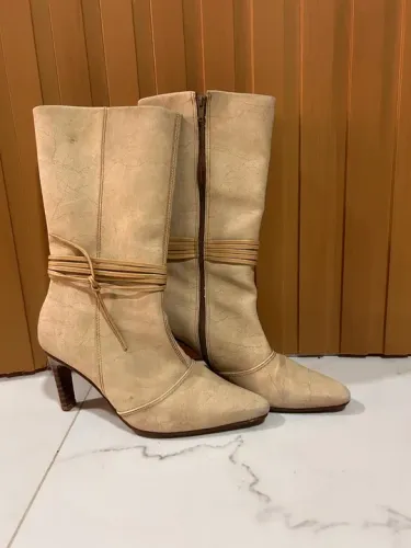 Botas de cano alto bege