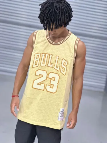 Camiseta Tailandesa Bulls Dourada 
