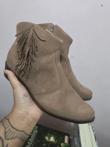 Bota feminina bege com franjas