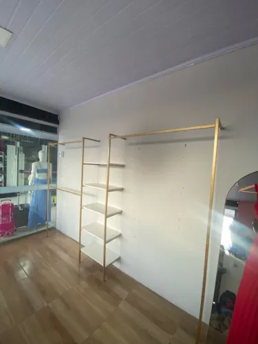 Arara com prateleira estilo industrial