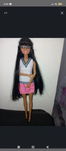 Boneca com óculos e roupa esportiva