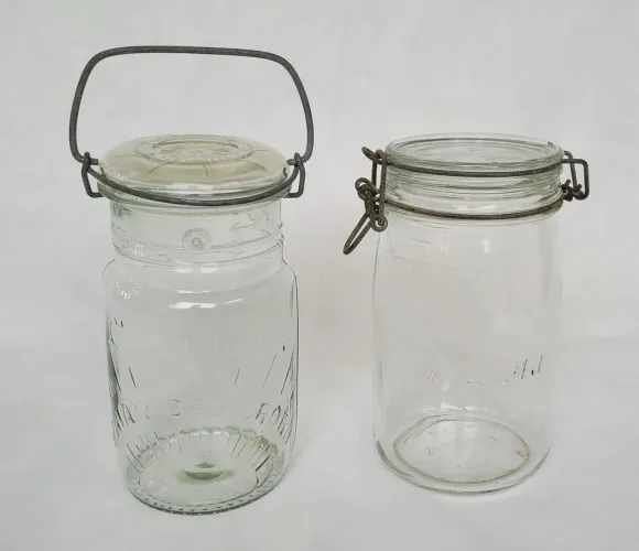 2  potes de conserva com fechos metálicos<br>Raiar da Aurora e Marina antigos