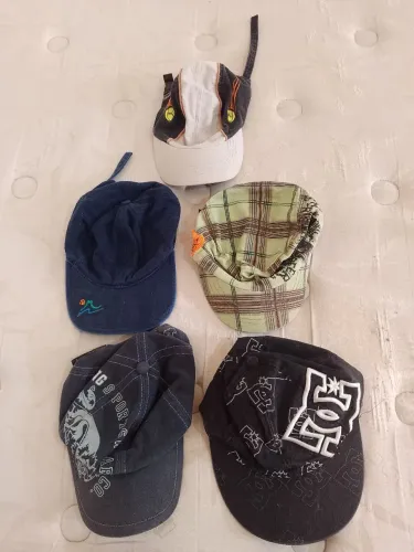 Lote de bonés estilosos, cintos, bandana
