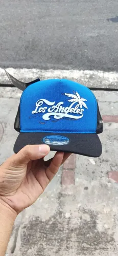 Boné Los Angeles Azul Trucker Snapback redinha/telinha com fecho ajustável 