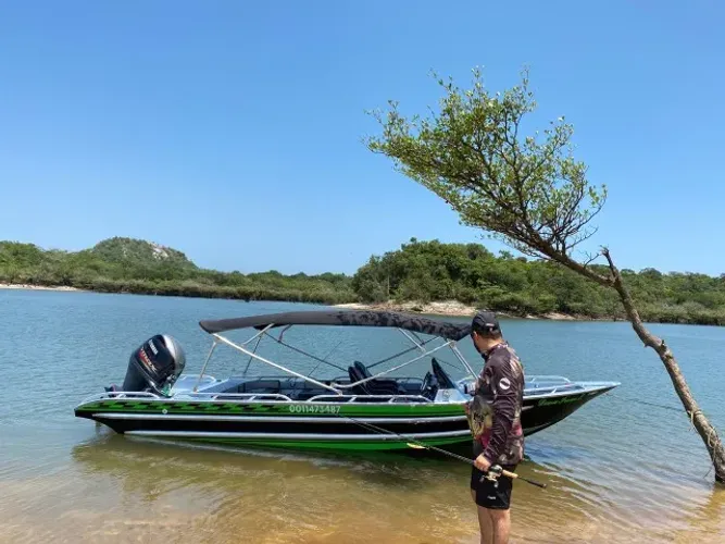 Lancha de Alumínio com motor Yamaha de 115Hp ano 2021.