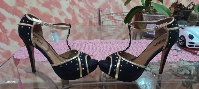 Sandália Salto Alto Feminina Preta com Detalhes Dourados