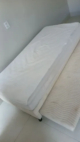 Cama de solteiro com box gaveta para outra acomodação. Comporta 2 pessoas. Colchão grátis.