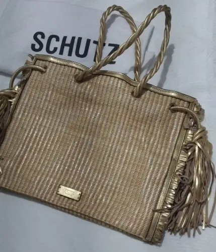 maxi bolsa em couro e rafia natural da schutz na cor dourada - original