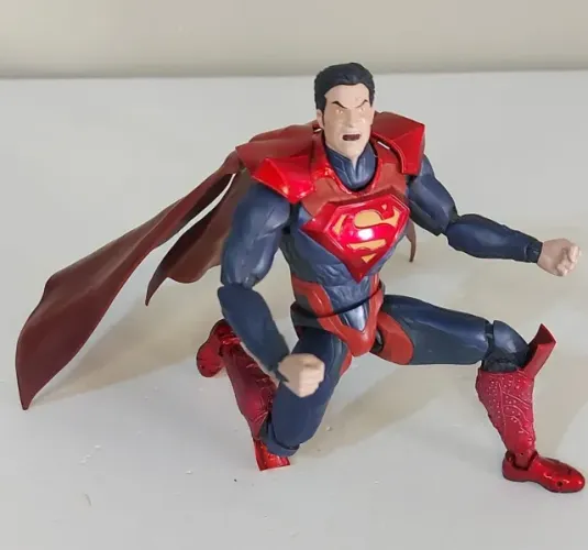 Action figure Superman Injistice Armadura de Metal Sh Figuarts Bandai 16cm
