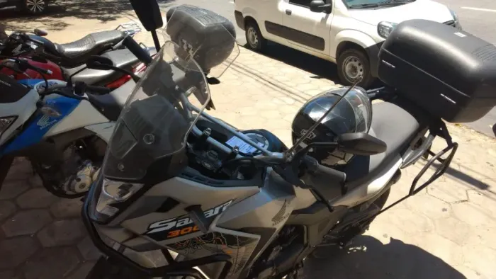 Moto novíssima,  sem marca de uso. 