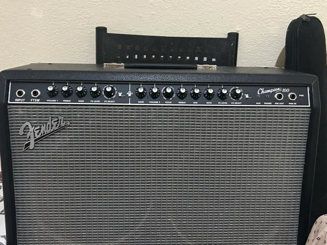 Vendo Caixa amplificador 8 meses de uso champion 100  pouco usado com todos acessórios 