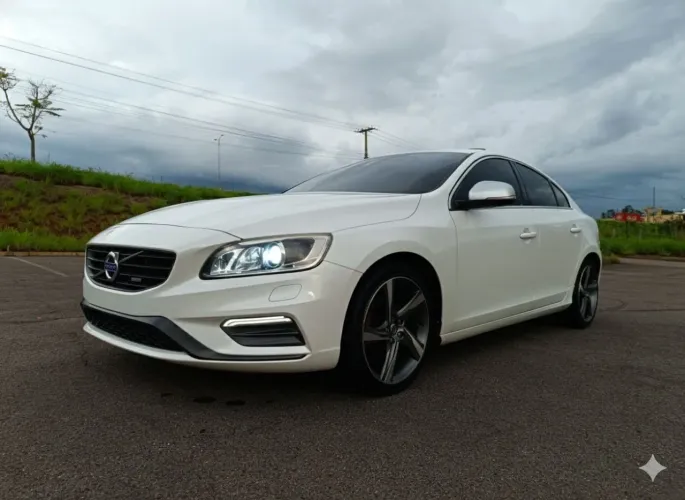 Volvo S60 T-5 R-design 2.0 240cv 4P 2015