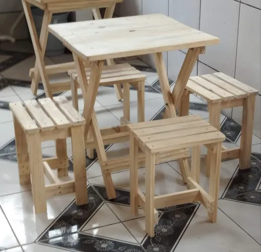 Mesa dobrável 60 x 60 com com 4 banquinhos <br>