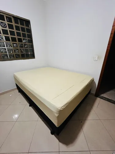 Cama box casal (acompanha capa impermeável)