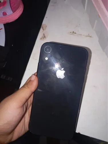 Vendo um iPhone XR preto por 800$
